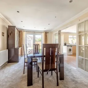 https://spacious-3-bedroom-home-great-for-families.brighton-hotels-england.com