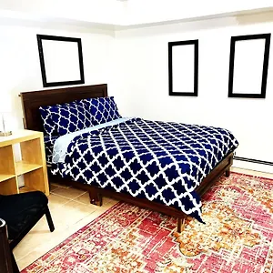 https://2-bed-1-bath-backyard-2-stops-to-manhattan.us-newyorkcity.com